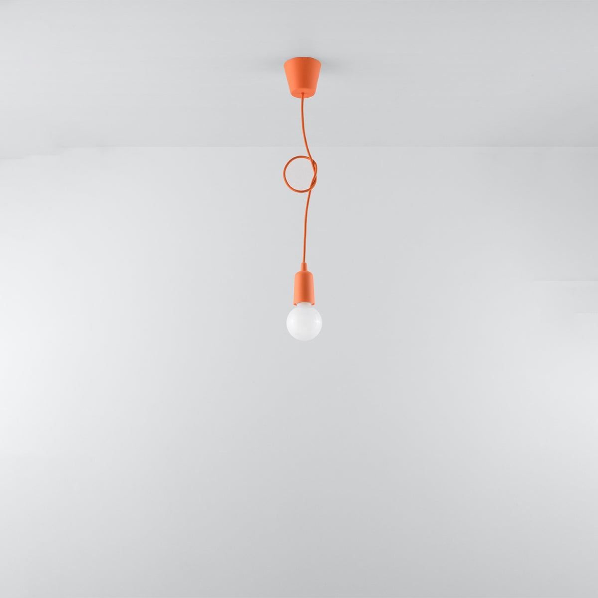 Suspension minimaliste orange pour salon – Modèle Solenya