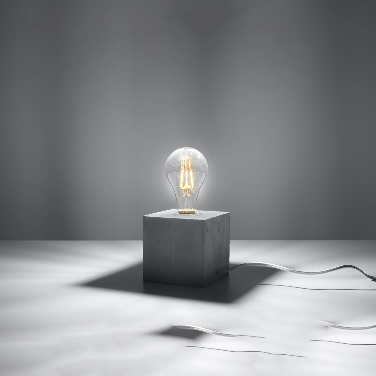 Minimalistische grijze betonnen tafellamp – model Arkanis