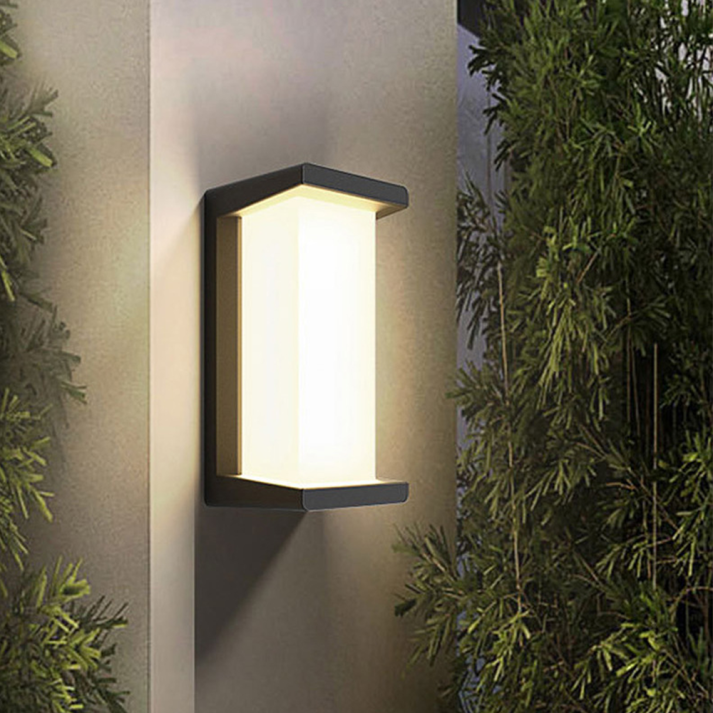 Buitenwandlamp in zwart metaal en wit glas – Novalise
