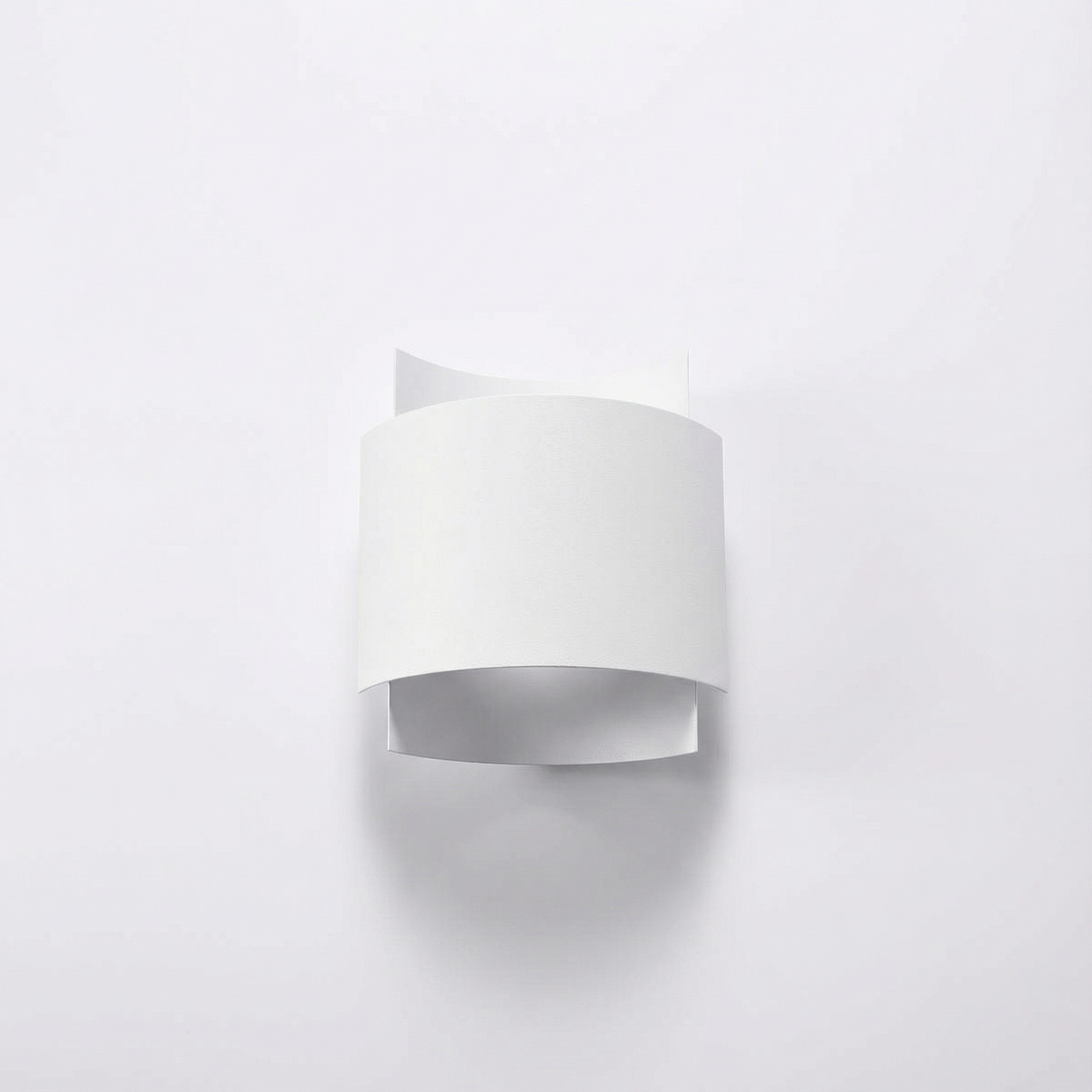 مصباح جداري بتصميم أبيض من الفولاذ – موديل Eryndra