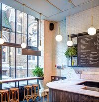 Suspension moderne en métal et verre opale – Zéphyria