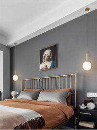 Suspension moderne en métal et verre opale – Zéphyria