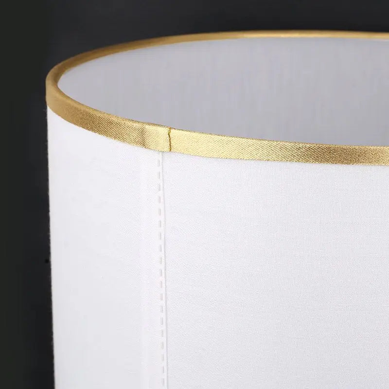 Lampe de table Raynova design doré avec base architecturale et abat-jour cylindrique en tissu - vue 11