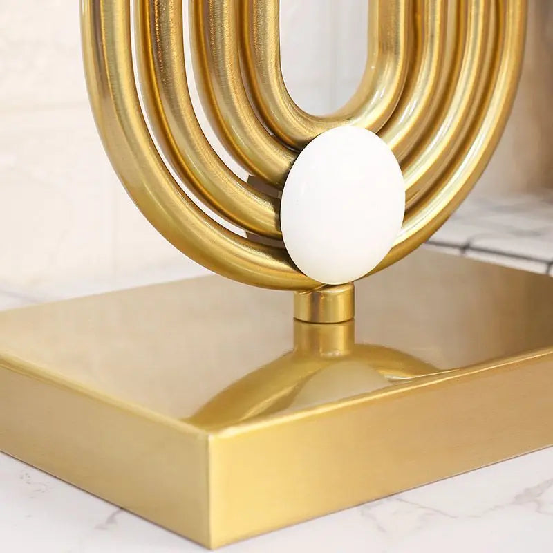 Lampe de table Raynova design doré avec base architecturale et abat-jour cylindrique en tissu - vue 10
