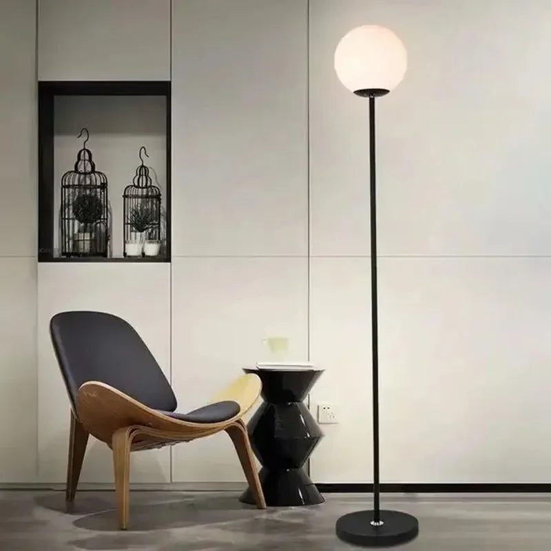 Lampadaire Elara avec globe en verre opalin et tige en acier - vue 8