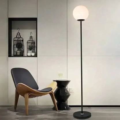Lampadaire Elara avec globe en verre opalin et tige en acier - vue 8