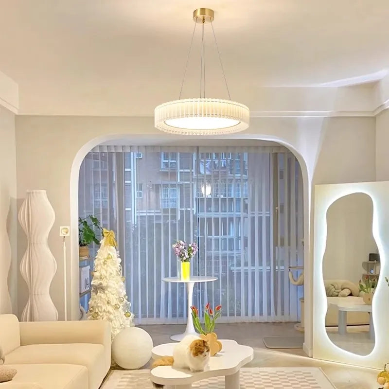 Suspension Harmonique Style Pur et Graphique – Élancia