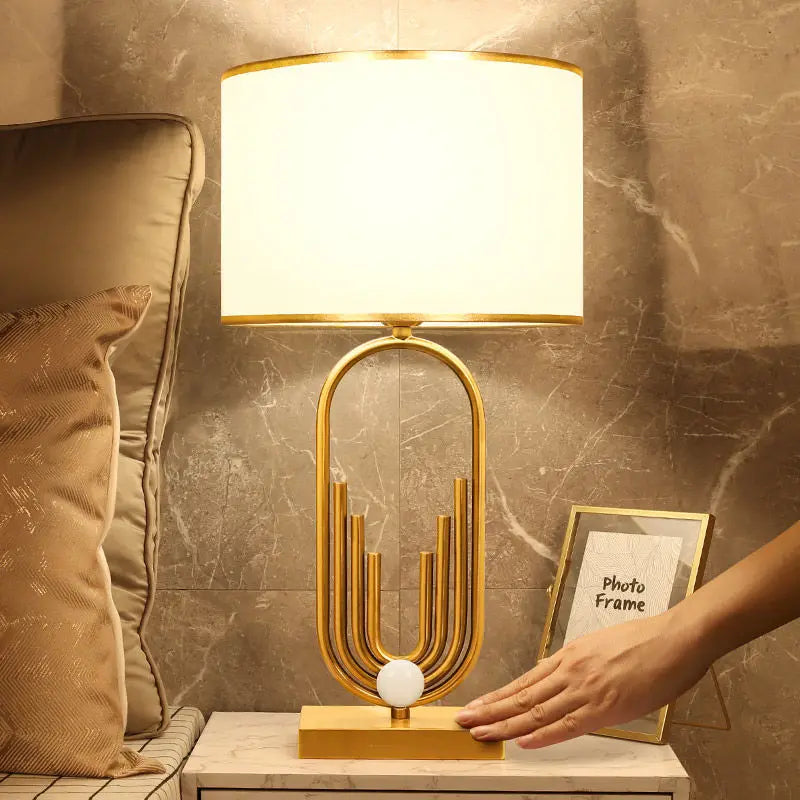 Lampe de table Raynova design doré avec base architecturale et abat-jour cylindrique en tissu - vue 4