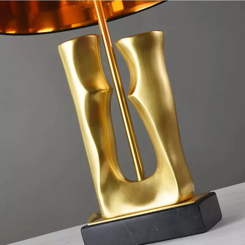 Comfortabele Lamp Gouden & Zwarte Afwerking Elegant en Sculpturaal – Stellan