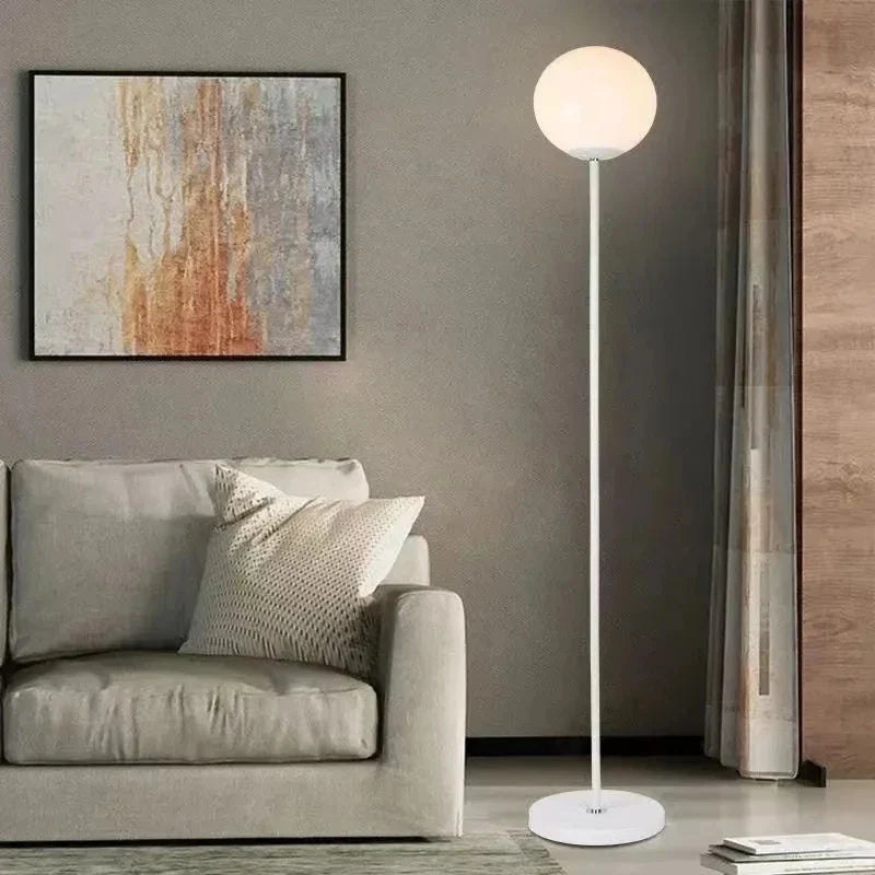 Lampadaire Elara avec globe en verre opalin et tige en acier - vue 4