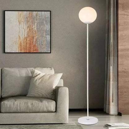 Lampadaire Elara avec globe en verre opalin et tige en acier - vue 4