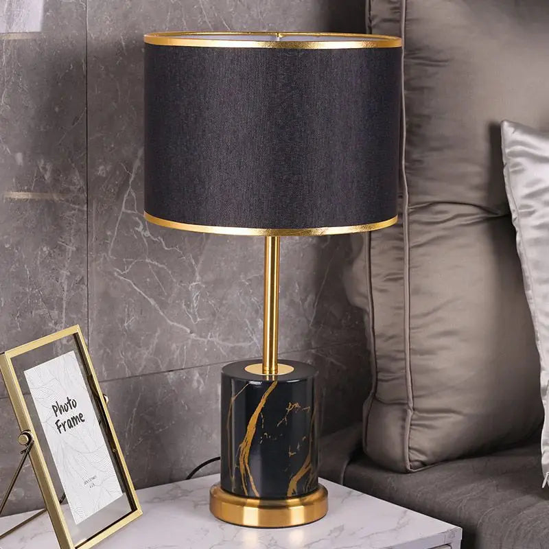 Lampe de Nuit Tissu Raffiné Base Dorée Intemporelle – Yliane