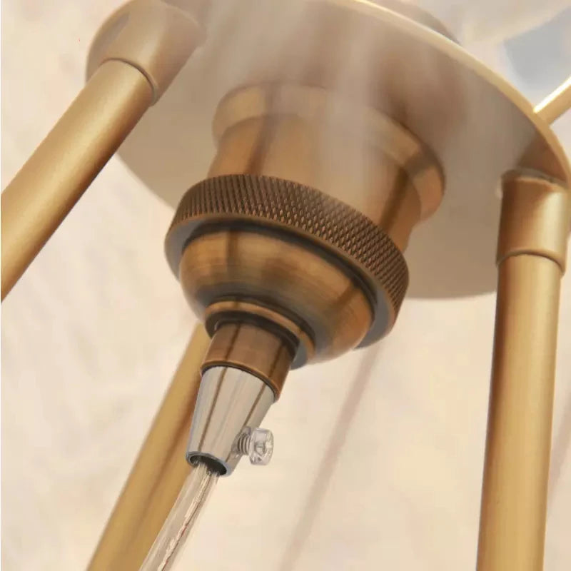 Lampe de Table Blanc Doré au Look Délicat et Forme Inédite – Plumea