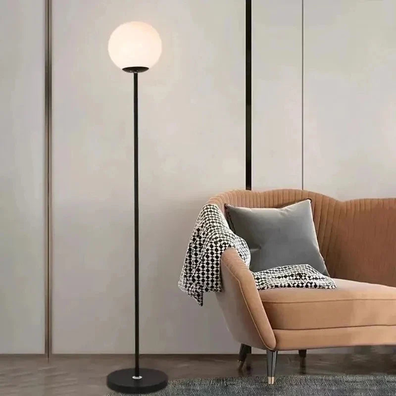 Lampadaire Elara avec globe en verre opalin et tige en acier - vue 9