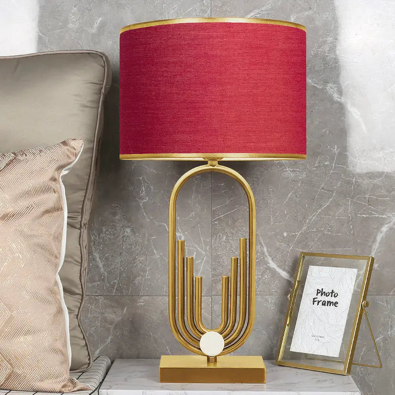 Lampe de table Raynova design doré avec base architecturale et abat-jour cylindrique en tissu - vue 7
