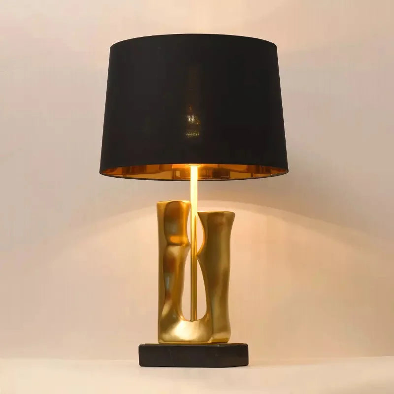 Lampe Confort Visuel Finition Or & Noir Élégante et Sculpturale – Stellan