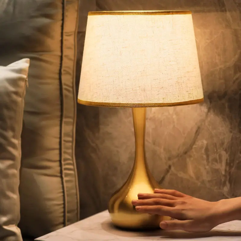 Lampe de table sophistiquée Luminis base métal doré abat-jour tissu ambiance cosy - vue 10