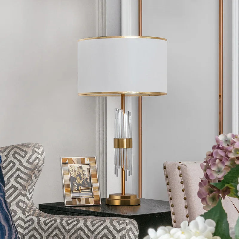 Lampe de chevet Chic Abat-jour Tissu Blanc et Pied Doré – Aurore