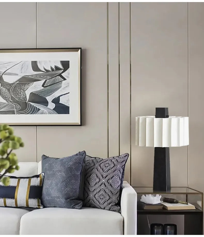 Lampe de table scandinave minimaliste noire Norélys avec abat-jour blanc plissé - vue 11