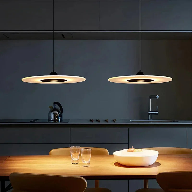 Suspension Moderne Style Graphique Élégance Fonctionnelle – Disque Éclipse