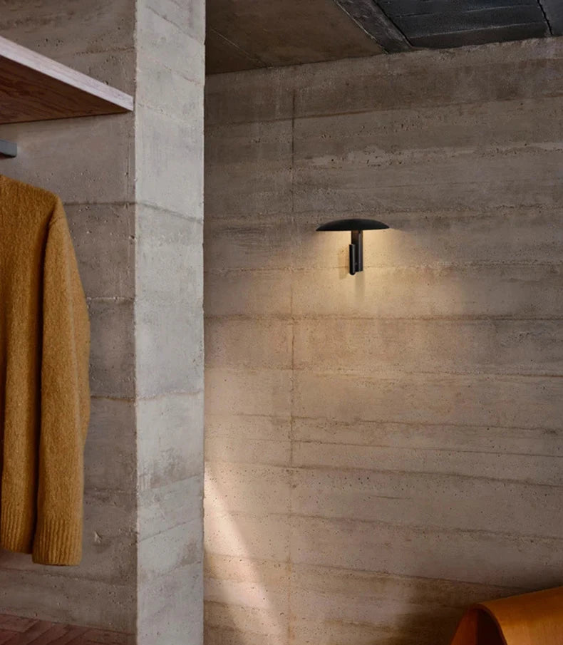 Applique murale rotative en métal noir – Zolanire