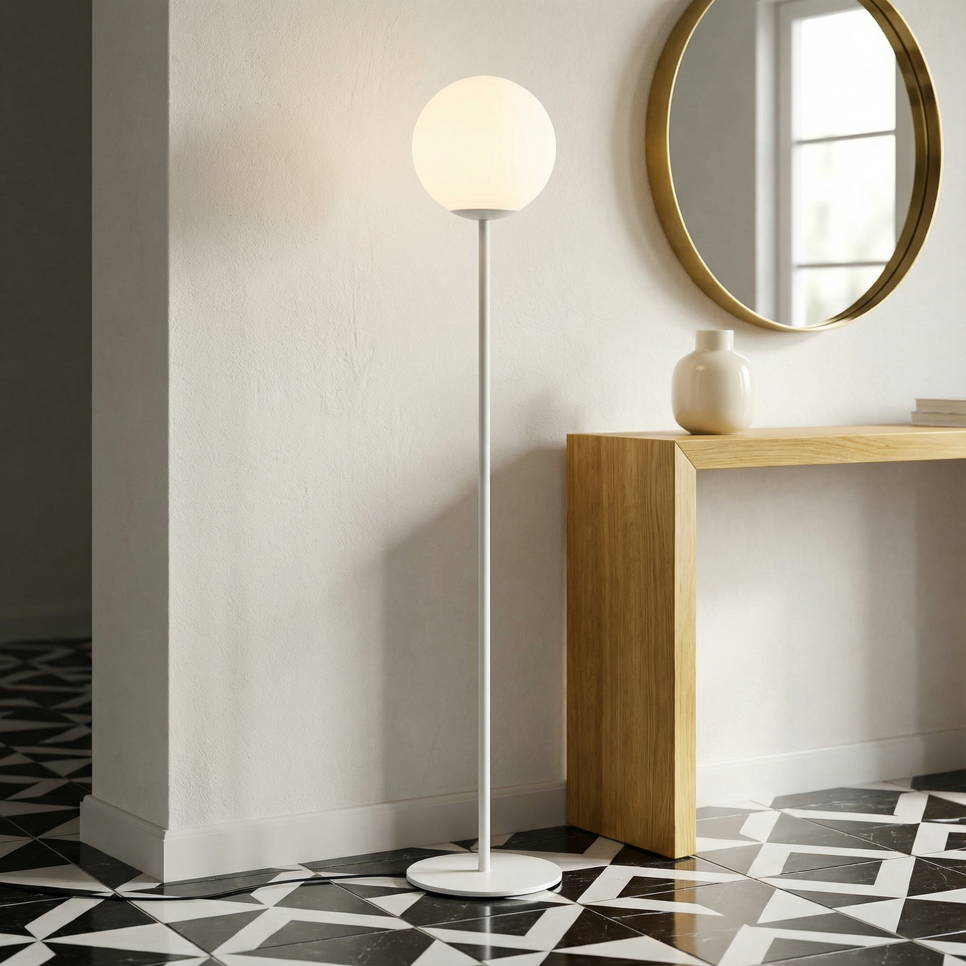 Lampadaire Elara avec globe en verre opalin et tige en acier - vue 3