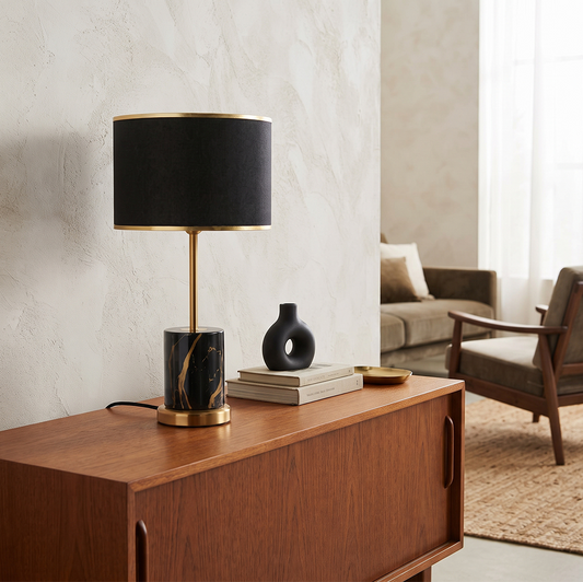 Nachtlampe aus feinem Stoff mit zeitloser goldener Basis – Yliane